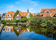 Ausflugstipp: Volendam, Idyllisches Volendam mit traditionellen Häusern am Wasser.