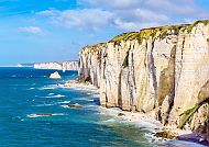Ärmelkanal, Majestätische Klippen am Ärmelkanal unter blauem Himmel.