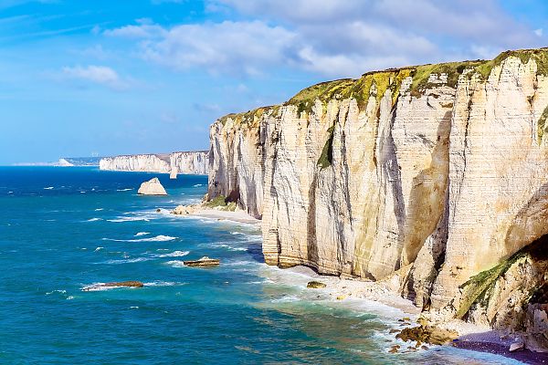 Ärmelkanal, Majestätische Klippen am Ärmelkanal unter blauem Himmel.