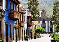Bunte Altstadt von Gran Canaria mit historischer Kirche im Hintergrund