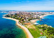 Santander, Küstenpanorama von Santander mit Stränden und blauem Meer., Küstenpanorama von Santander mit Stränden und blauem Meer.