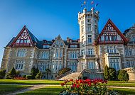 Santander, Palacio de la Magdalena in Santander bei strahlend blauem Himmel., Palacio de la Magdalena in Santander bei strahlend blauem Himmel.
