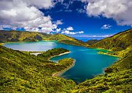 Azoren, Atemberaubende Landschaft der Azoren mit blauem See und grünen Hügeln.