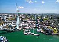 Portsmouth, Portsmouth mit Spinnaker Tower und Hafenansicht bei klarem Himmel., Portsmouths Skyline mit Spinnaker Tower und Hafen.