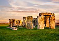 Ausflugstipp: Stonehenge, Stonehenge bei Sonnenuntergang, mystische Steinkreise in England., Stonehenge bei Sonnenuntergang, mystische Steinformationen.