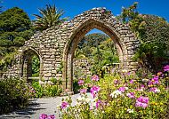Scilly Inseln, Blühende Gärten und alte Steinbögen auf den Scilly-Inseln., Blühende Gärten und alte Ruinen auf den Scilly-Inseln.