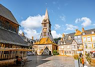 Honfleur, Historisches Zentrum von Honfleur bei sonnigem Wetter., Historische Architektur in Honfleur unter blauem Himmel.