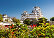 Himeji Castle vor blauem Himmel und blühender Natur