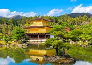 Der Goldene Pavillon in Kyoto, umgeben von malerischer Natur