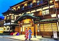 Traditionelles japanisches Gebäude bei Nacht, Frauen in Kimonos