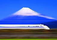 Shinkansen vor dem majestätischen Fuji, Japan – Land der aufgehenden Sonne