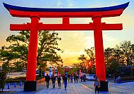 Rotes Torii-Tor bei Sonnenuntergang in Japan
