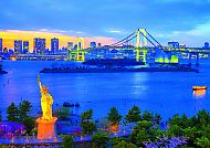Tokyo bei Nacht mit Rainbow Bridge und Freiheitsstatue
