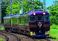 Lila Zug in grüner Landschaft, Japan – Land der aufgehenden Sonne.