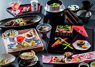 Traditionelles japanisches Kaiseki-Menü mit vielfältigen Gerichten
