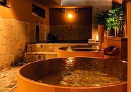 Entspannendes japanisches Onsen mit warmem Licht und Holzbadewannen