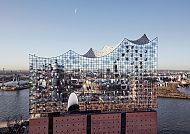 Elbphilharmonie Hamburg in strahlendem Sonnenlicht, Nordansicht.