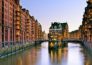 Beleuchtete Speicherstadt Hamburg bei Abenddämmerung, ruhige Stimmung.