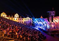 Schlossfestspiele Regensburg, Schlossfestspiele Regensburg bei Nacht, beleuchtete Bühne und Publikum., Schlossfestspiele Regensburg bei Nacht, beleuchtete Bühne und Publikum.