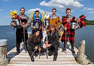 Erleben Sie die Störtebeker Festspiele, Kostümierte Darsteller der Störtebeker Festspiele auf einem Steg.