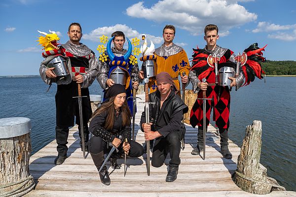 Erleben Sie die Störtebeker Festspiele, Kostümierte Darsteller der Störtebeker Festspiele auf einem Steg.