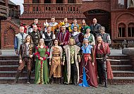 Erleben Sie die Störtebeker Festspiele, Ensemble der Störtebeker Festspiele in farbenfrohen Kostümen.