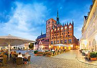 Stralsund St.Nikolai-Kirche und das alte Rathaus am Markt in der Hansestadt