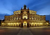 Semperoper Dresden bei Abenddämmerung, majestätisch beleuchtet.
