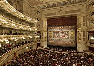 Zuschauerraum der Semperoper Dresden mit prachtvollem Schmuckvorhang.