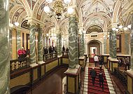 Prächtiges Foyer der Semperoper Dresden mit kunstvollen Verzierungen.