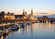 Dresden bei Sonnenuntergang mit Elbe und historischer Architektur.