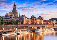 Brühlsche Terrasse in Dresden bei Sonnenuntergang, malerische Aussicht.