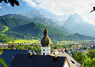 Garmisch-Partenkirchen Alpenpanorama mit Wallfahrtskirche St. Anton