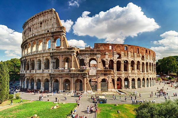Rom Collosseum, Das Kolosseum in Rom unter blauem Himmel., Kolosseum in Rom bei Sonnenschein, ideal für Italien-Rundreise.