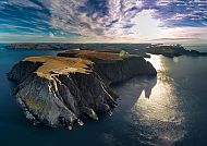 Ausflugstipp: Nordkap, Majestätische Klippenlandschaft am Nordkap bei Sonnenuntergang., Atemberaubende Aussicht auf das Nordkap bei Sonnenuntergang.