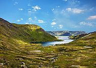 Honningsvag, Nordkap, Malerische Landschaft am Nordkap, Norwegen, unter blauem Himmel., Malerische Landschaft am Nordkap mit Blick auf das Meer.