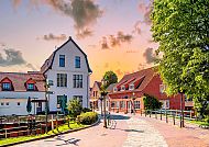 Idyllische Stadt Greetsiel, Idyllische Gassen in Greetsiel bei Sonnenuntergang., Idyllische Abendstimmung in Greetsiel, charmante Gassen und Häuser.