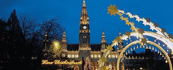 Wiener Christkindlmarkt, Wiener Christkindlmarkt vor dem festlich beleuchteten Rathaus.