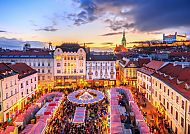 Bratislava Weihnachtsmarkt, Bratislava Weihnachtsmarkt bei Sonnenuntergang, festliche Atmosphäre., Bratislava Weihnachtsmarkt bei Sonnenuntergang, Adventsreise Donau 2026.