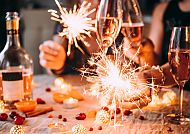 Silvester, Silvesterfeier mit Sekt und Wunderkerzen, festliche Stimmung., Funkelnde Wunderkerzen und Sektgläser zu Silvester an der Donau.