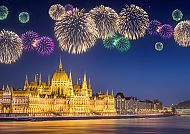 Budapest, Feuerwerk über dem beleuchteten Parlamentsgebäude in Budapest., Feuerwerk über dem beleuchteten Parlamentsgebäude in Budapest.