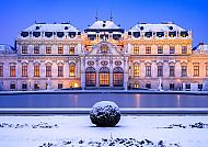 Wien, Schloss Belvedere im Winter, Wien, stimmungsvoll beleuchtet.