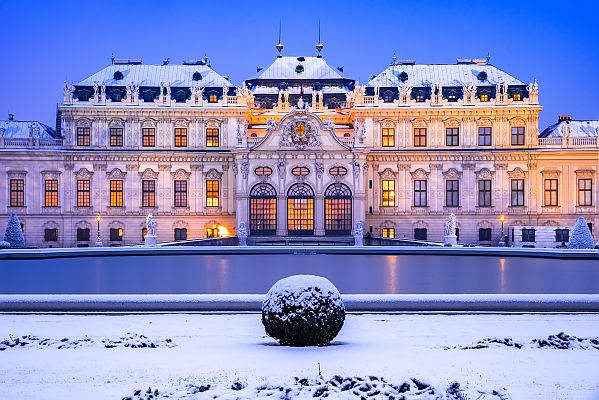 Wien, Schloss Belvedere im Winter, Wien, stimmungsvoll beleuchtet.