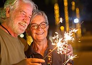 Silvester, Fröhliches Paar mit Wunderkerzen, Silvester auf der Donau., Glückliches Paar feiert Silvester mit Wunderkerzen an der Donau.