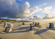 Strandkörbe auf Norderney, Strandkörbe auf Norderney bei Sonnenuntergang.