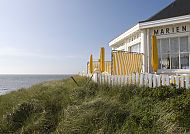 Café in den Dünen von Norderney, Café in den Dünen von Norderney mit Meerblick und Sonnenschirmen., Café in den Dünen von Norderney mit Blick auf die Nordsee.