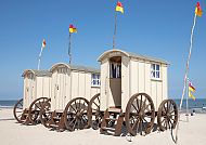 Umkleidewagen am Strand von Norderney, Umkleidewagen am Strand von Norderney unter blauem Himmel.