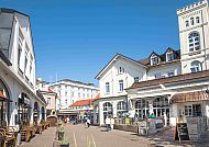 Zentrum von Norderney, Zentrum von Norderney mit charmanten historischen Gebäuden., Zentrum von Norderney an einem sonnigen Tag mit historischen Gebäuden.