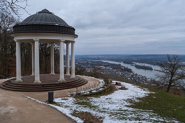 Rüdesheim im Winter mit Blick auf den Rhein und Pavillon.