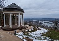 Rüdesheimer Niederwalddenkmal mit Blick auf den winterlichen Rhein., Rüdesheimer Tempel mit Blick auf den winterlichen Rhein.